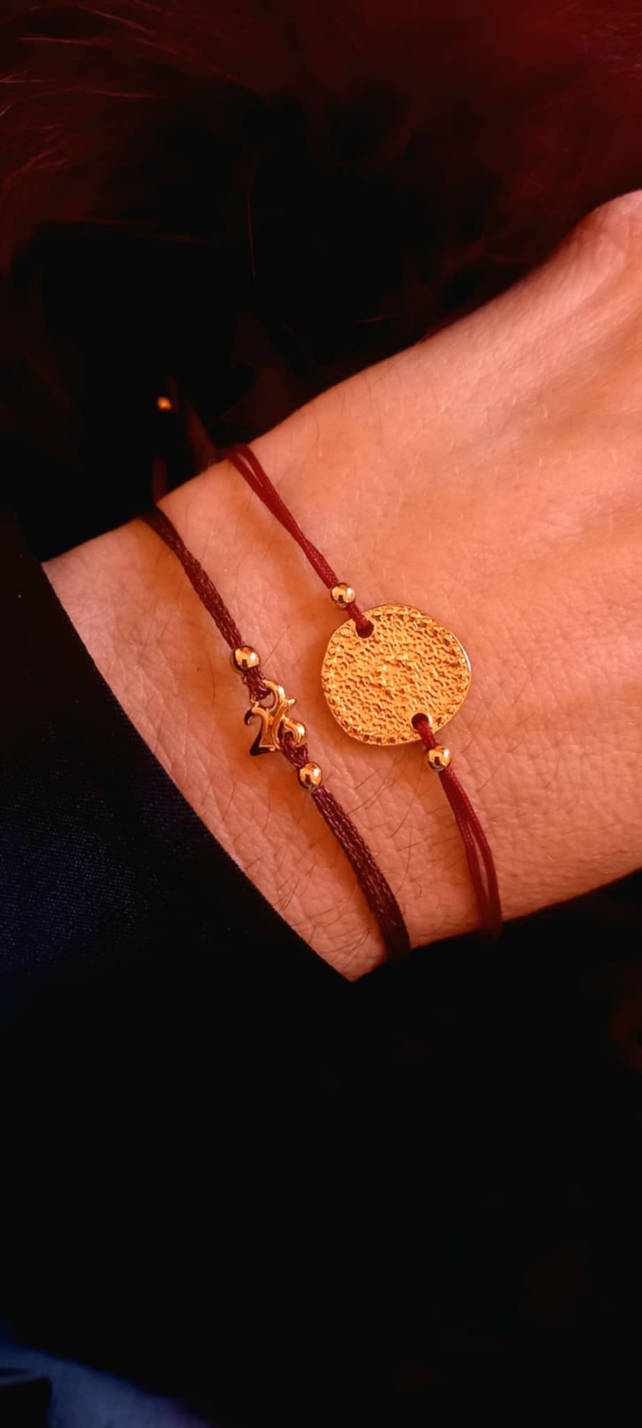 Βραχιόλι με κορδόνι και επιχρυσωμένο σφυρήλατο μοτίφ