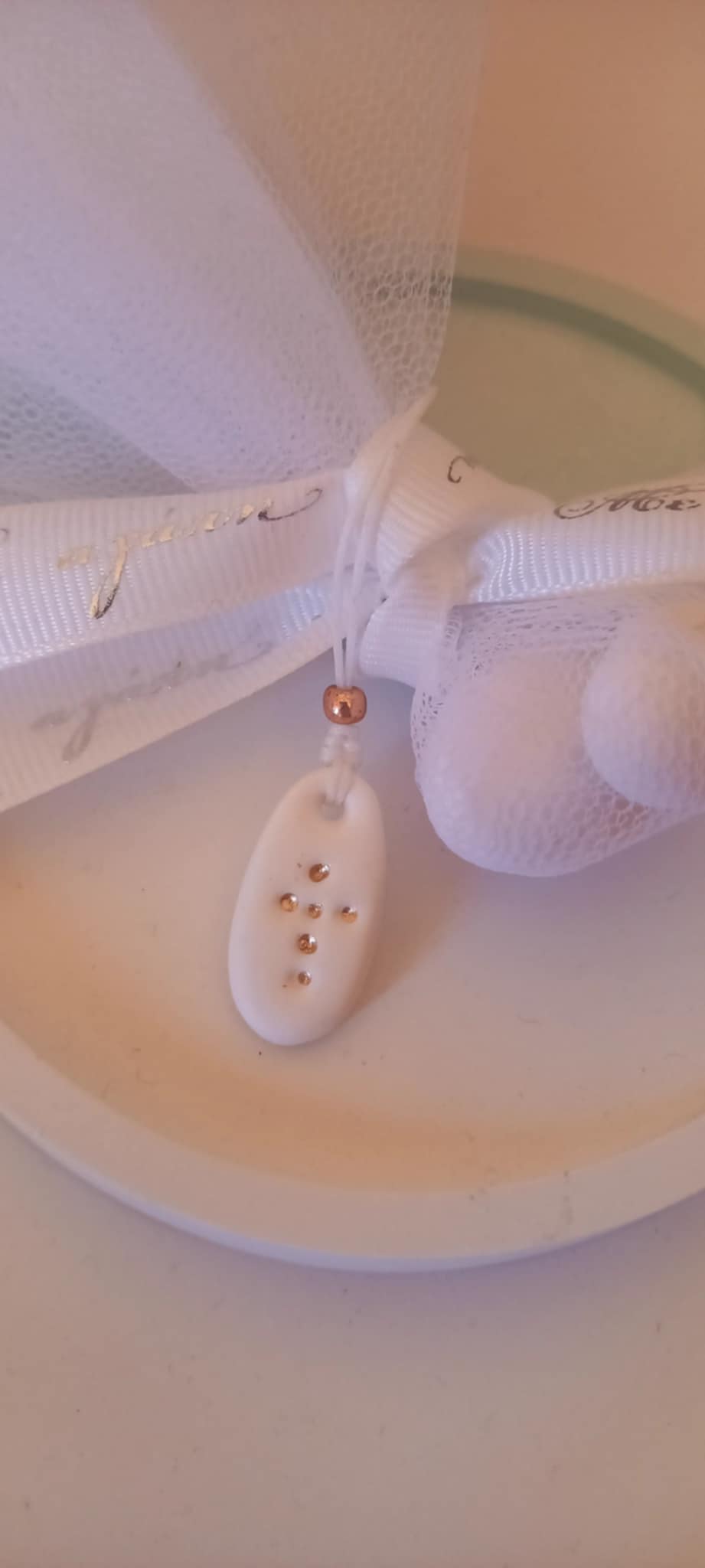 Μαρτυρικό κολιέ με κορδόνι, σταυρό και υφή πορσελάνης