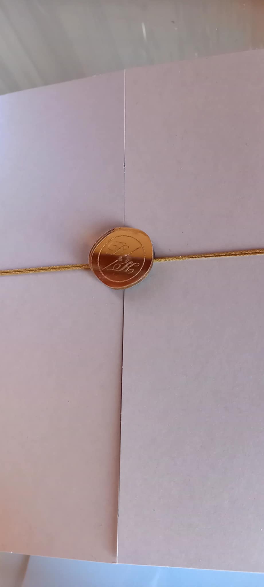 Προσκλητήριο γάμου με plexi μονογράμματα