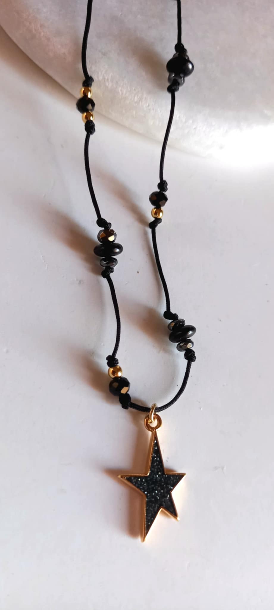 Κολιέ με κορδόνι, αιματίτες και μοτίφ αστέρι