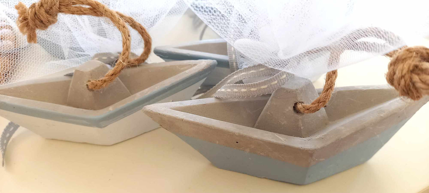 Μπομπονιέρα βάπτισης - καραβάκι από τσιμέντο