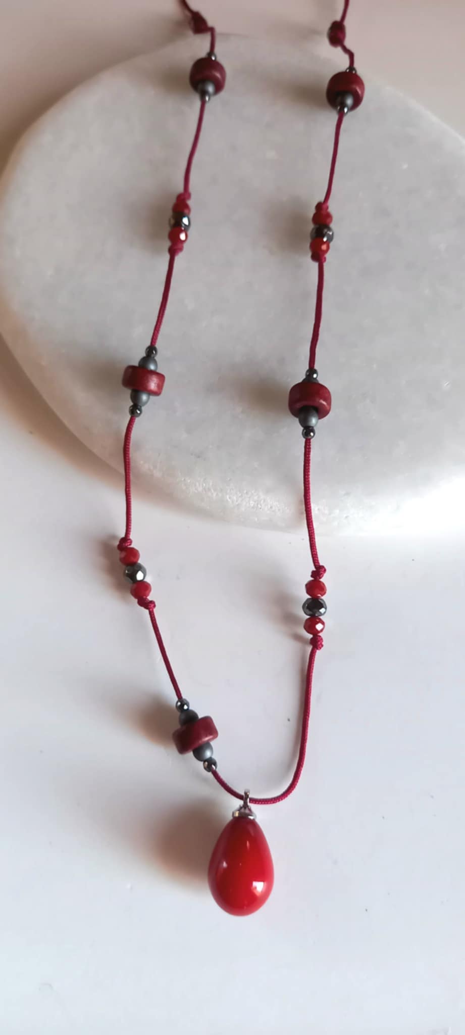 Κολιέ με κορδόνι, αιματίτες και μοτίφ