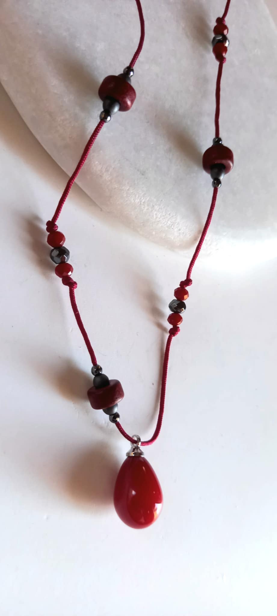 Κολιέ με κορδόνι, αιματίτες και μοτίφ