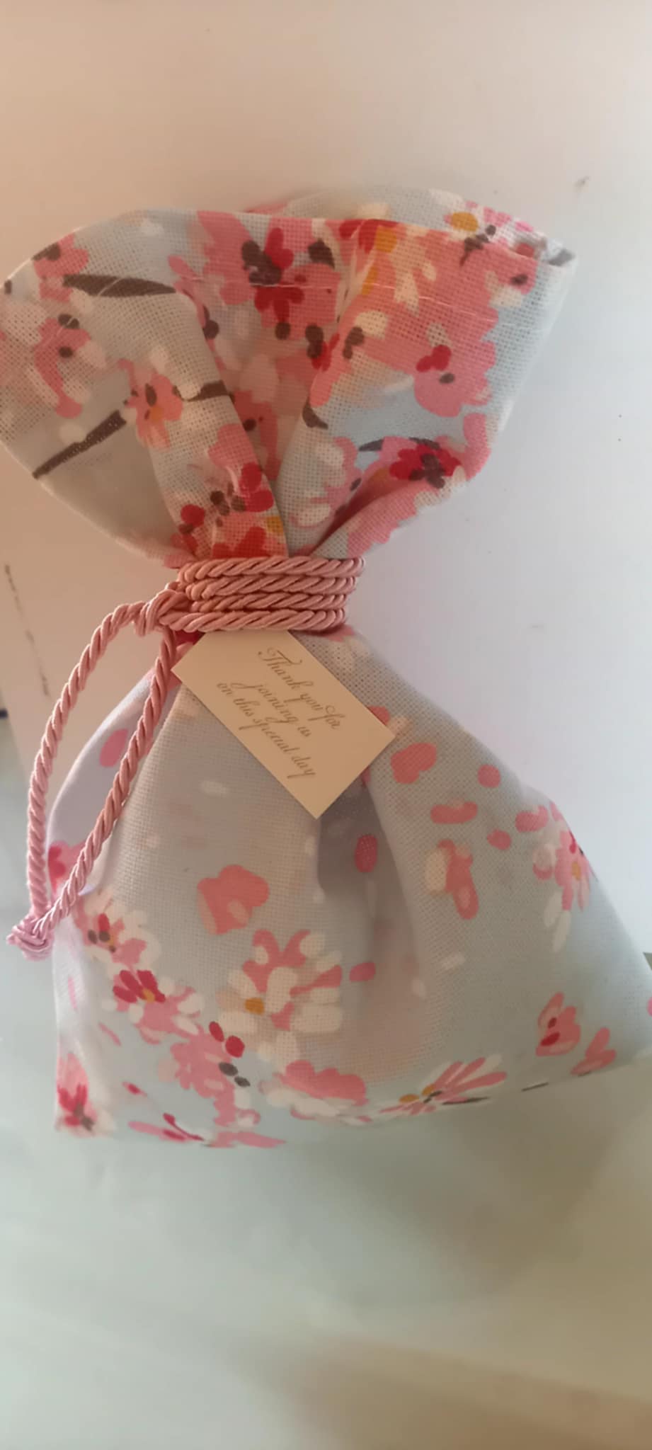 Μπομπονιέρα βάπτισης πουγκί με φλοράλ μοτίβο