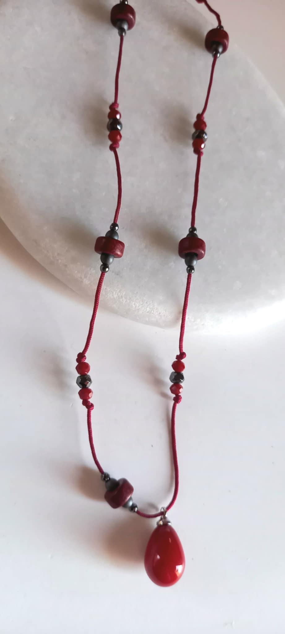 Κολιέ με κορδόνι, αιματίτες και μοτίφ
