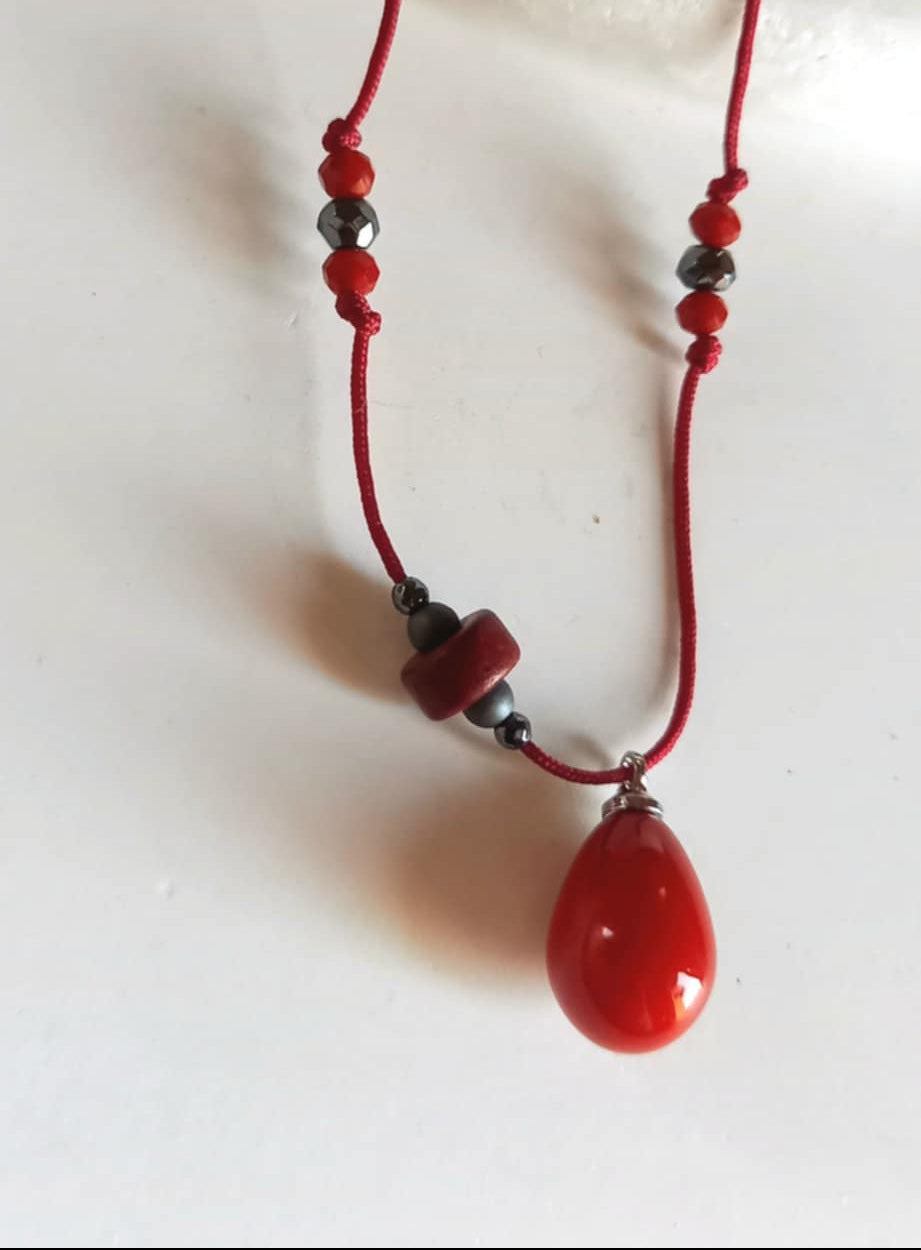 Κολιέ με κορδόνι, αιματίτες και μοτίφ