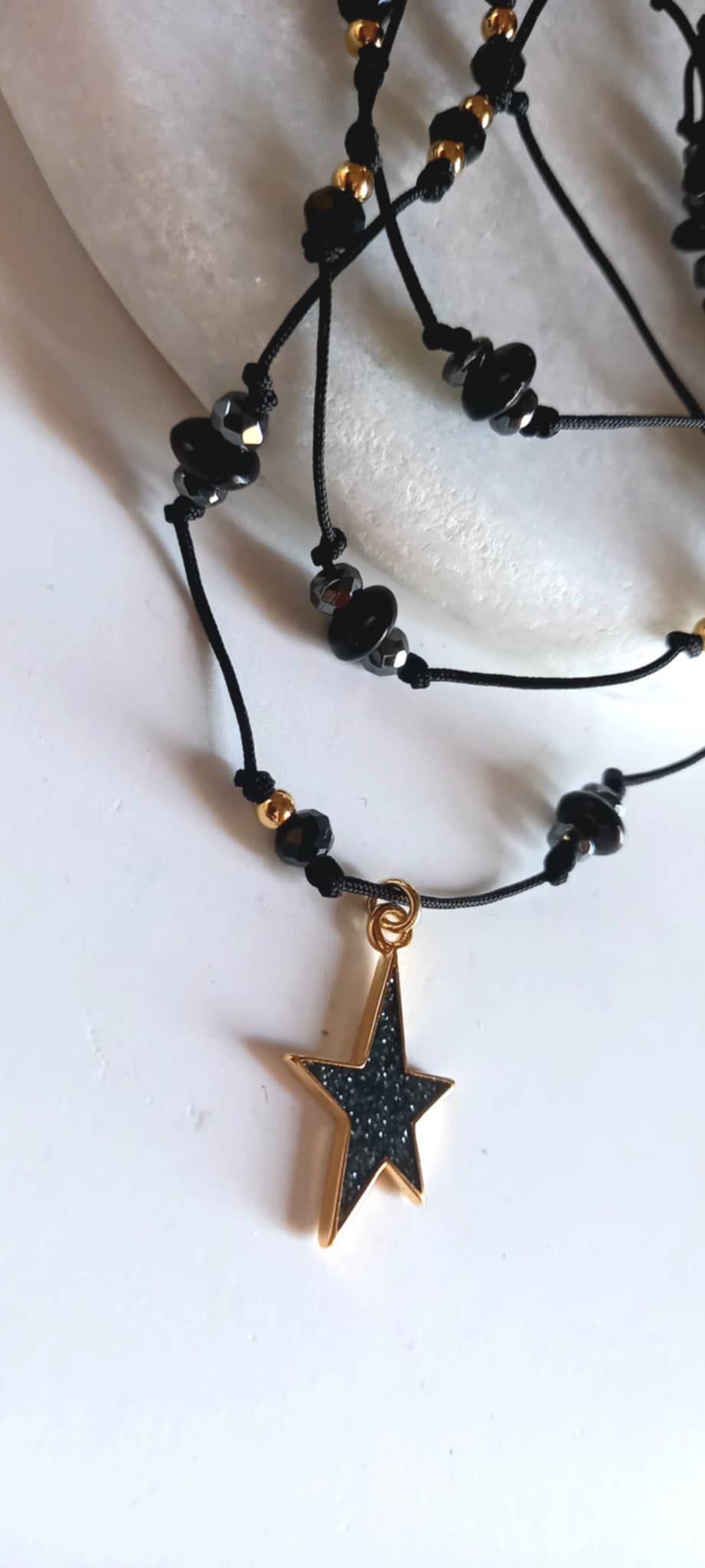 Κολιέ με κορδόνι, αιματίτες και μοτίφ αστέρι