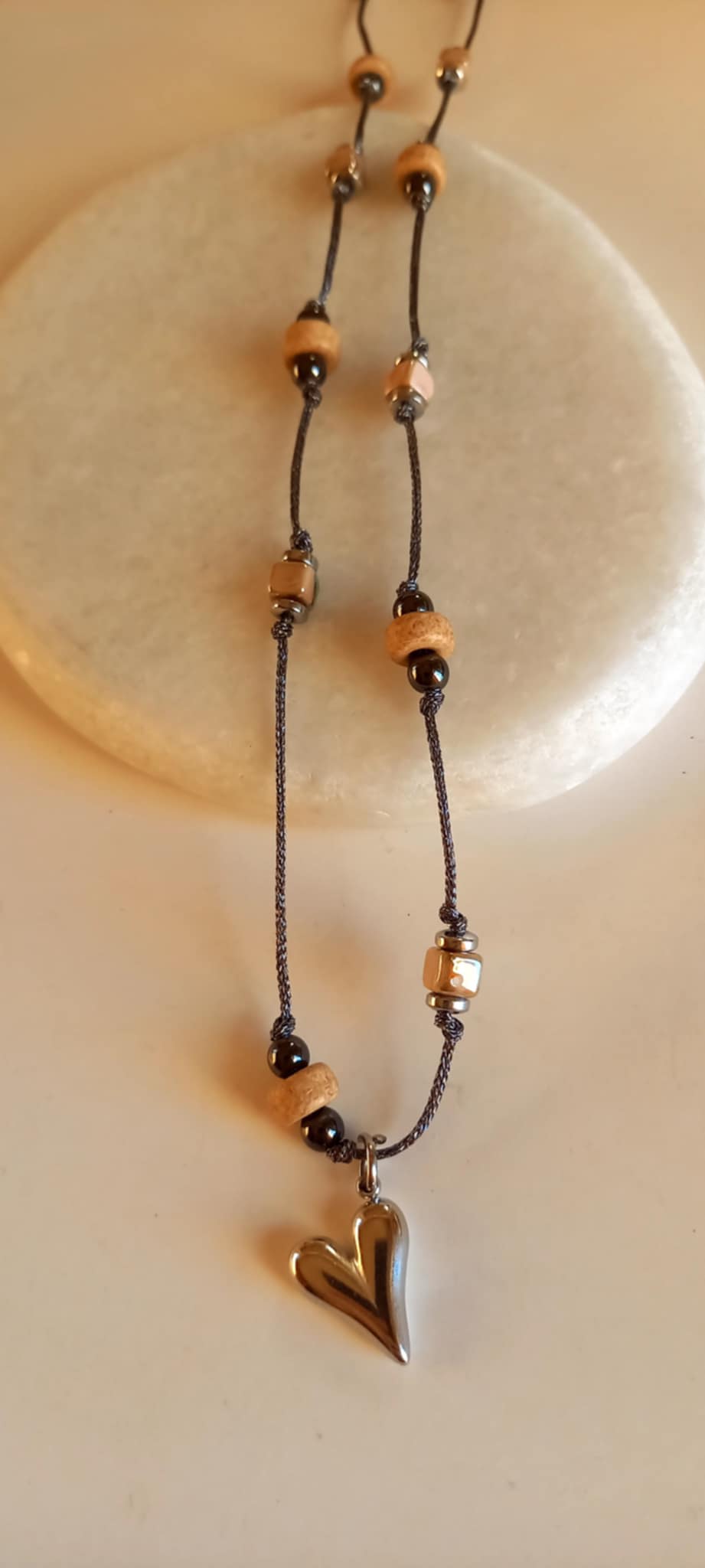 Κολιέ με κεραμικά στοιχεία και αιματίτες