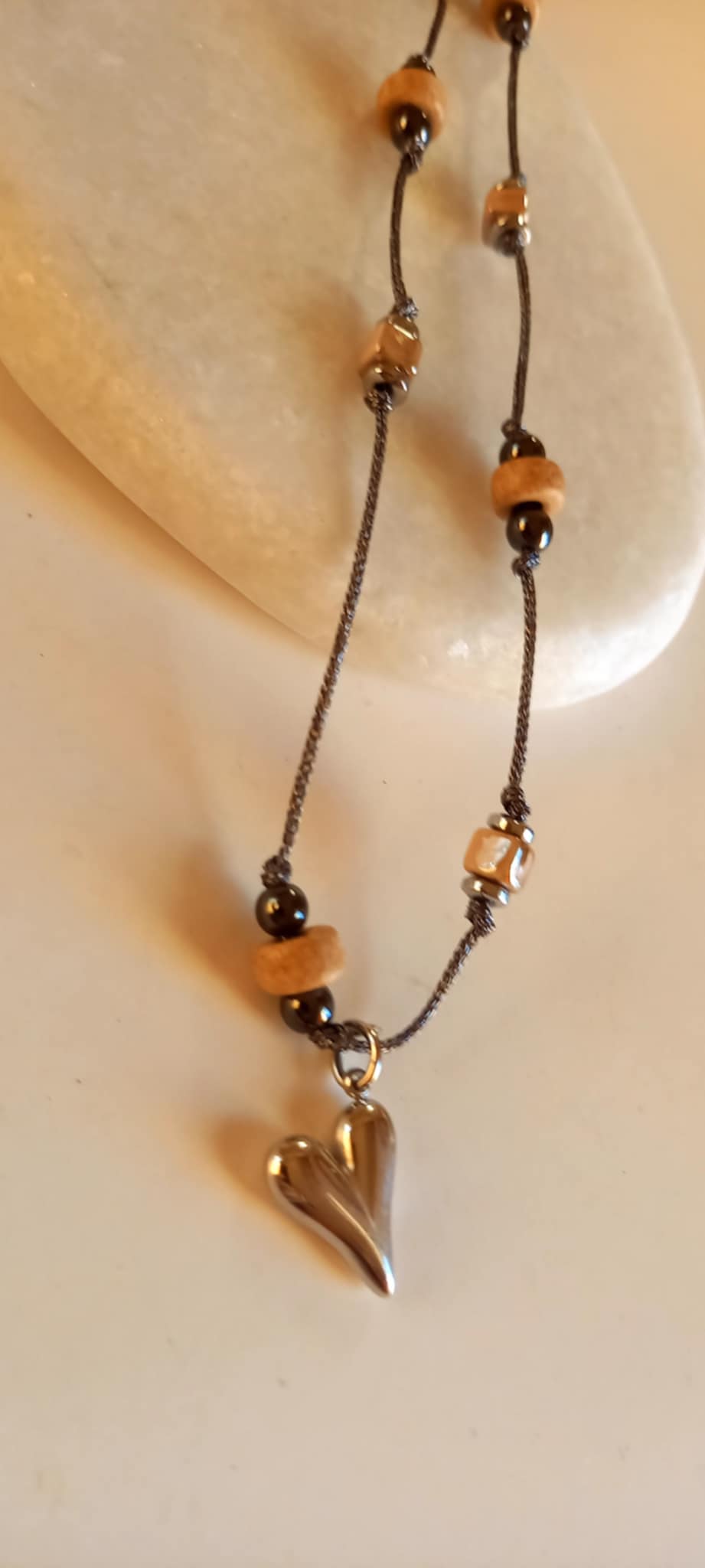 Κολιέ με κεραμικά στοιχεία και αιματίτες