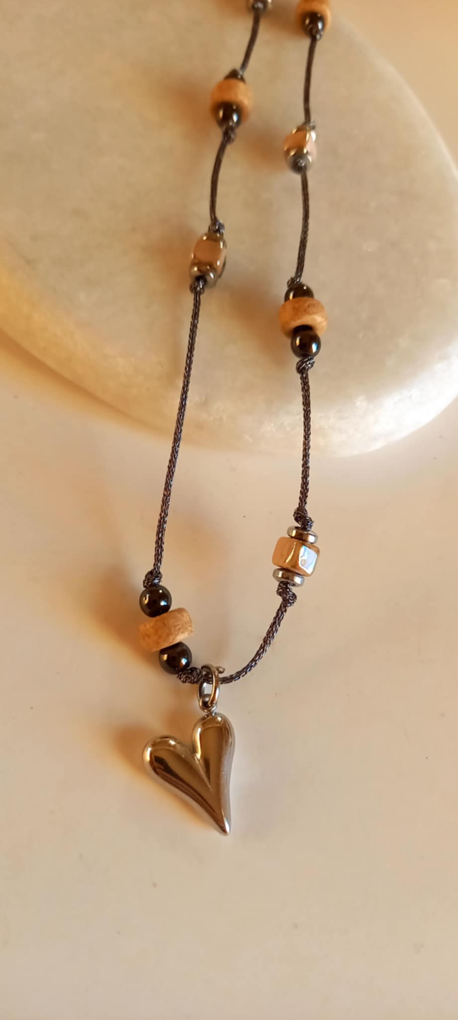 Κολιέ με κεραμικά στοιχεία και αιματίτες