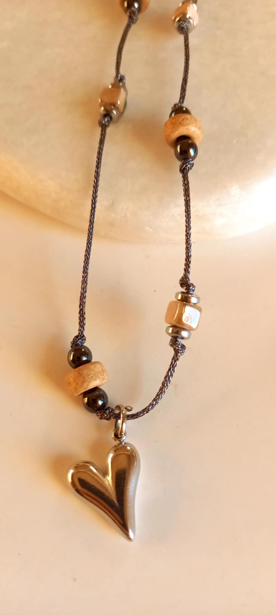 Κολιέ με κεραμικά στοιχεία και αιματίτες