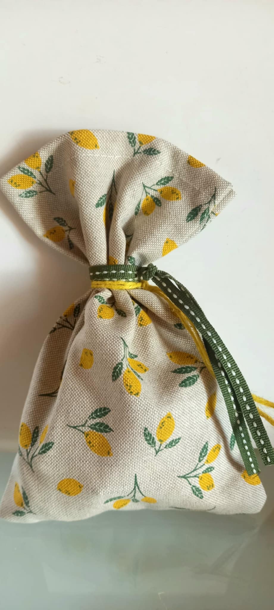 Μπομπονιέρα βάπτισης πουγκί με μοτίβο λεμόνια