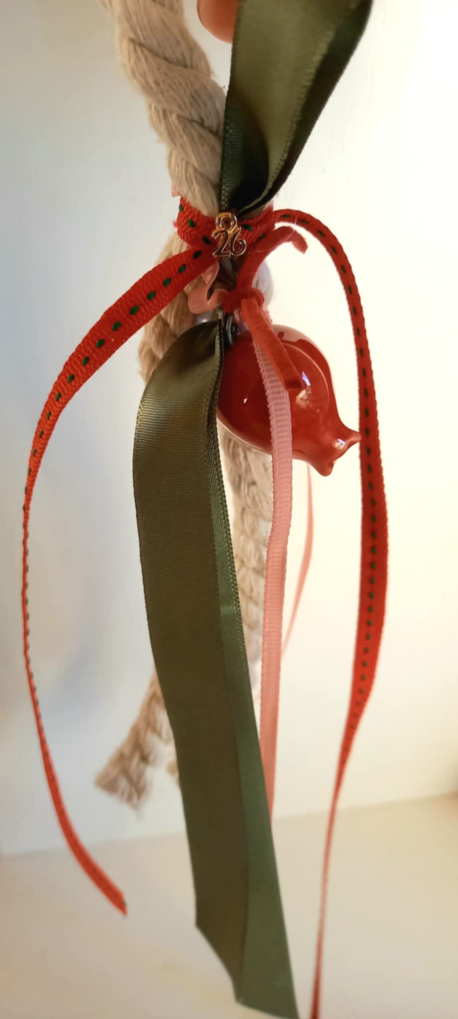 Κρεμαστό γούρι με κεραμικό ρόδι