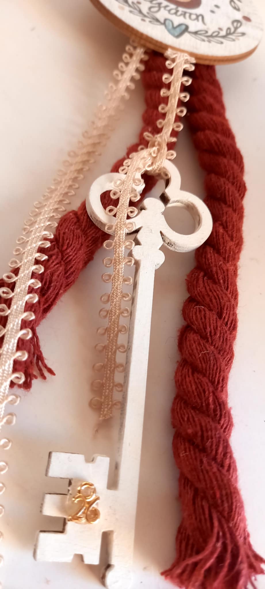 Κρεμαστό γούρι με ξύλινο στοιχείο