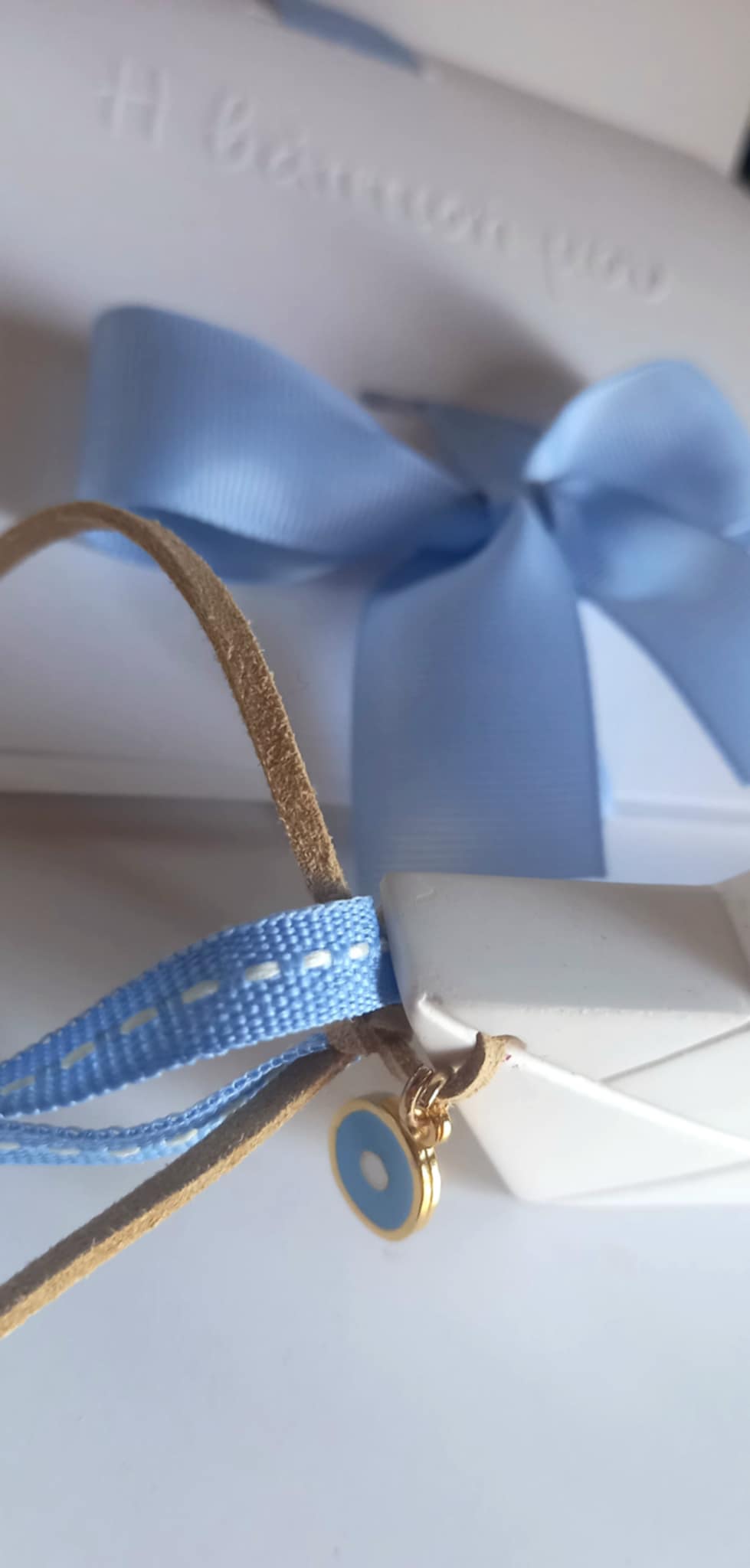 Προσκλητήριο βάπτισης με ανάγλυφη εκτύπωση και φιόγκο