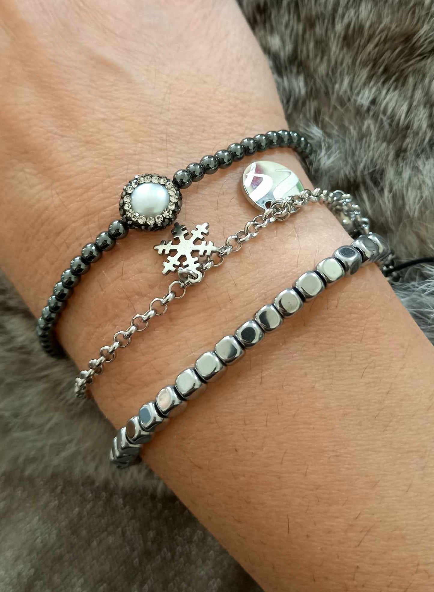 Βραχιόλι με αιματίτες και μοτίφ μαργαριτάρι με ζιργκόν