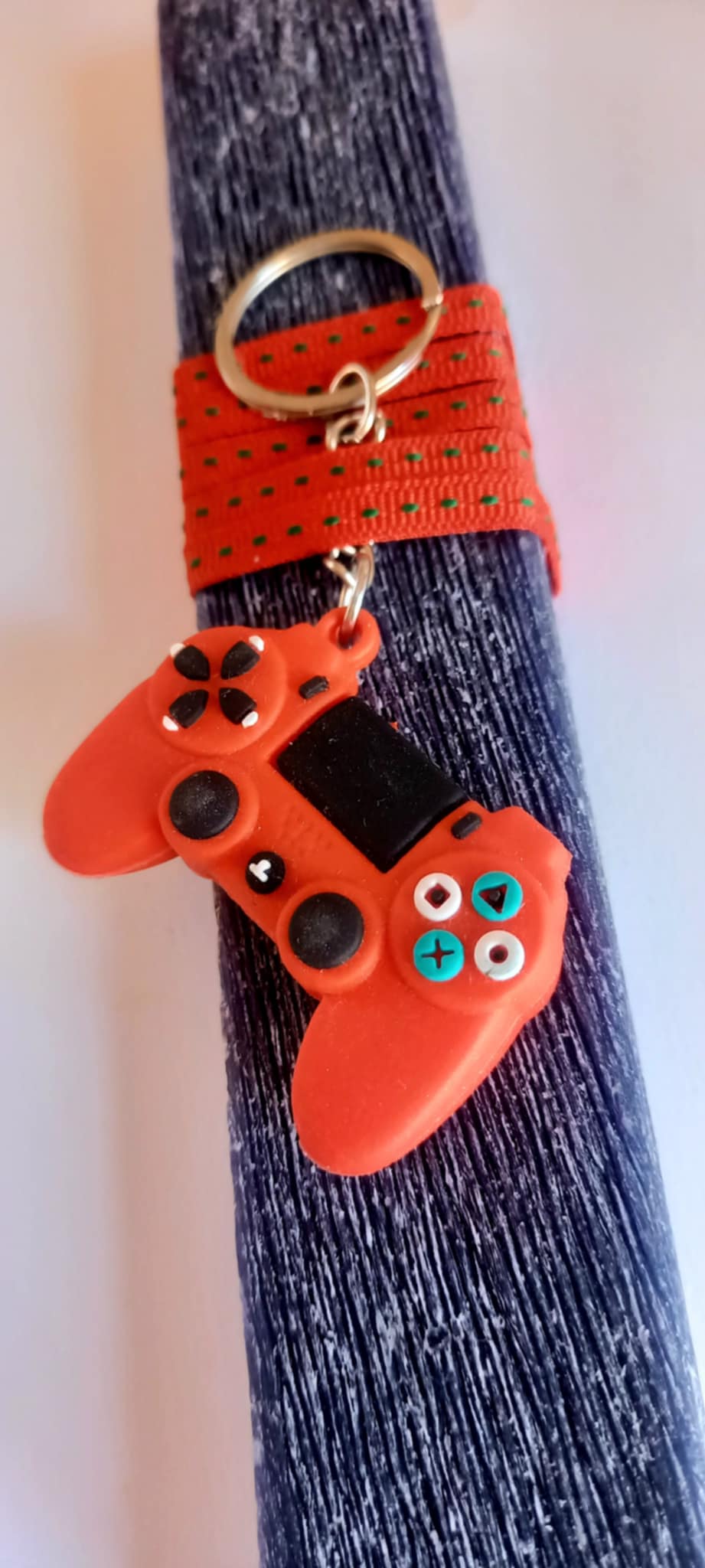 Χειροποίητη λαμπάδα με μπρελόκ για εφήβους