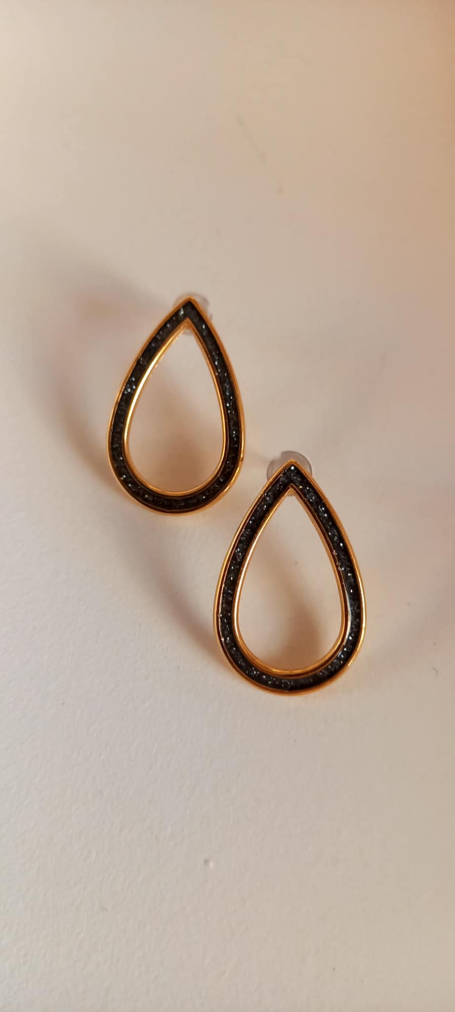 Εντυπωσιακά σκουλαρίκια με λαμπερό σμάλτο