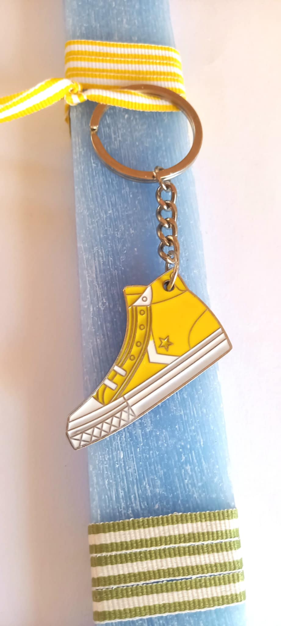 Χειροποίητη λαμπάδα με μεταλλικό μπρελόκ για εφήβους