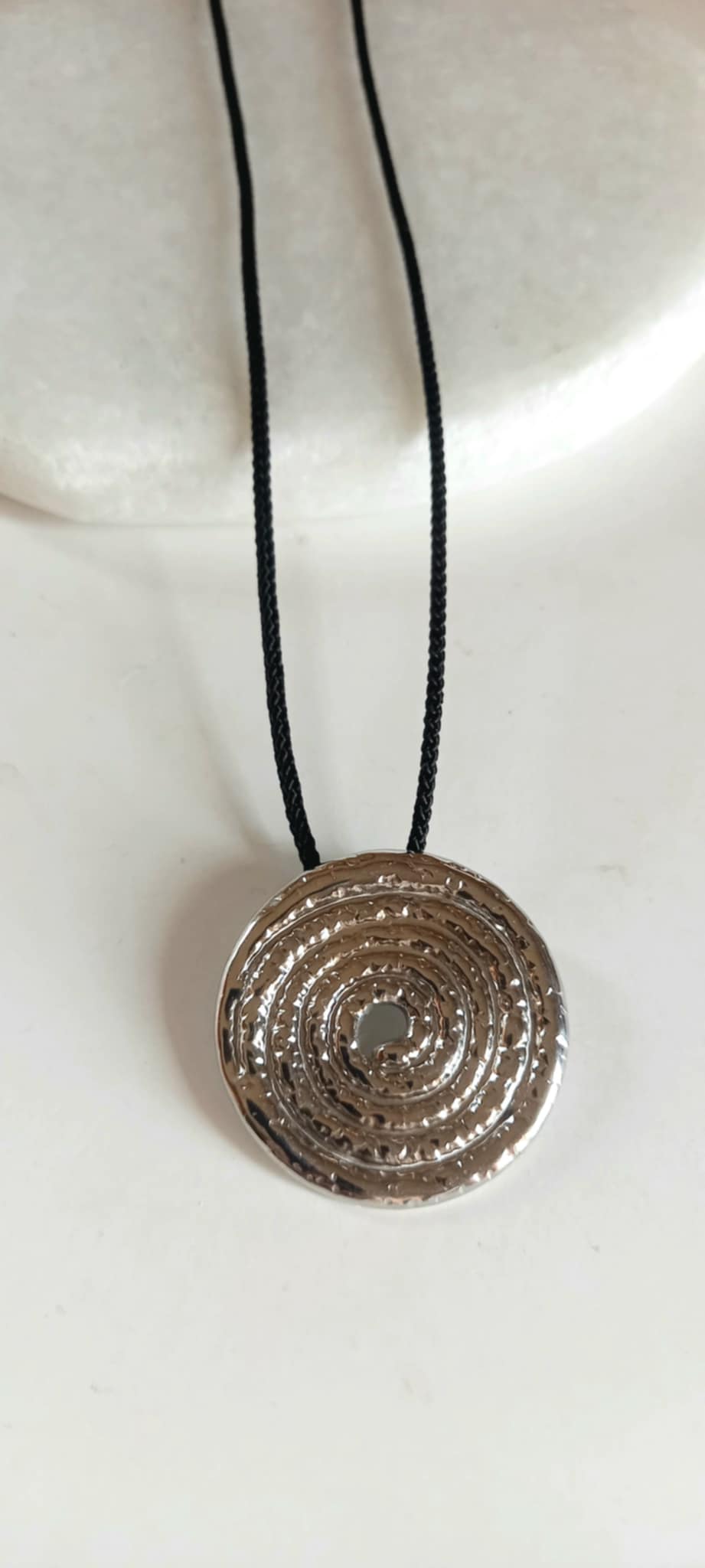 Κολιέ με κορδόνι και μοτίφ