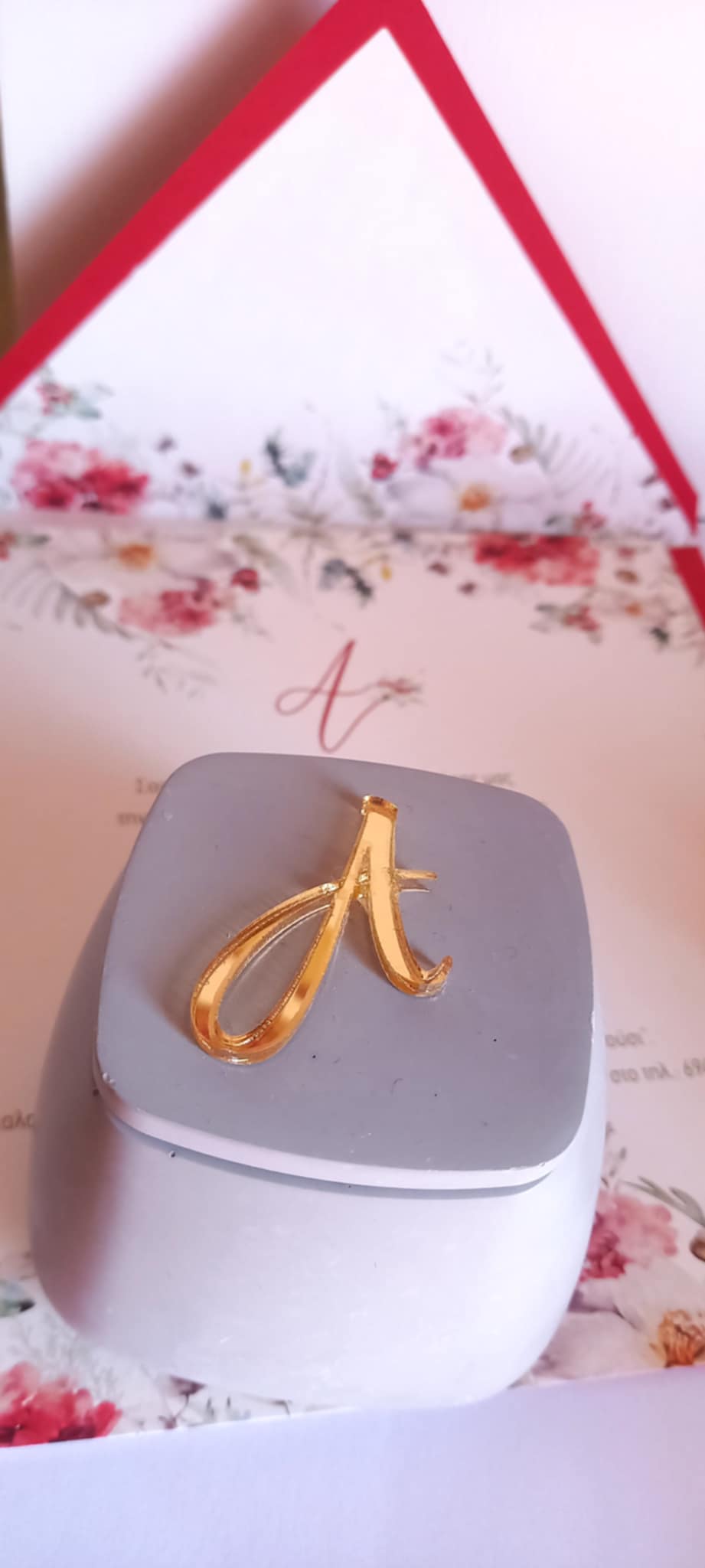 Μπομπονιέρα βάπτισης μπιζουτιέρα με υφή πορσελάνης και μονόγραμμα