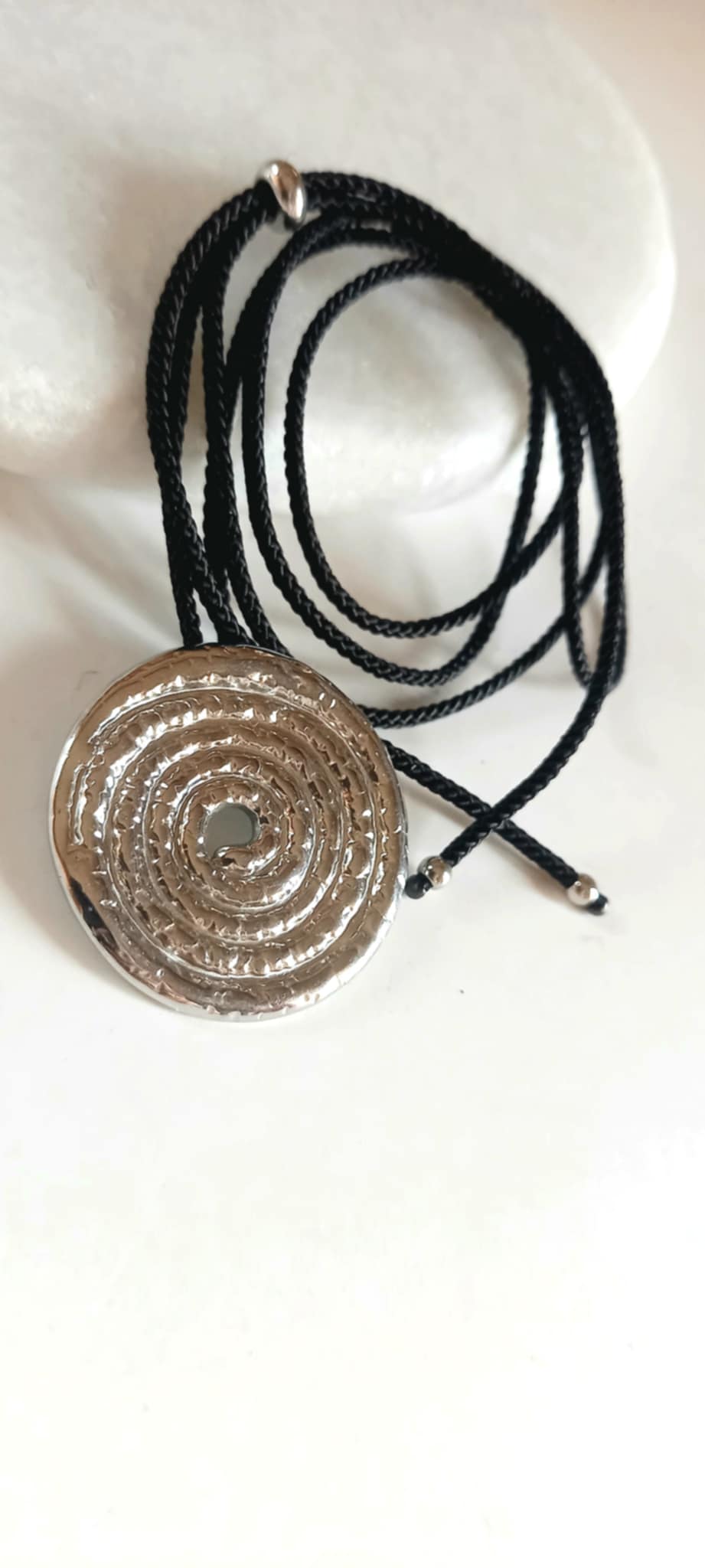 Κολιέ με κορδόνι και μοτίφ