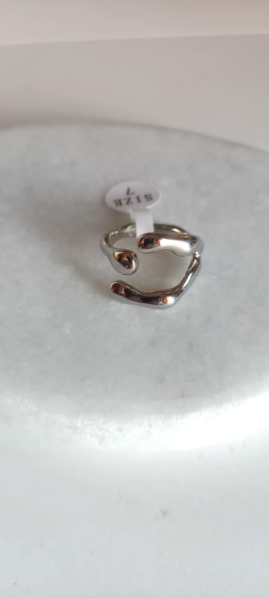 Δαχτυλίδι από ατσάλι με ιδιαίτερο σχέδιο