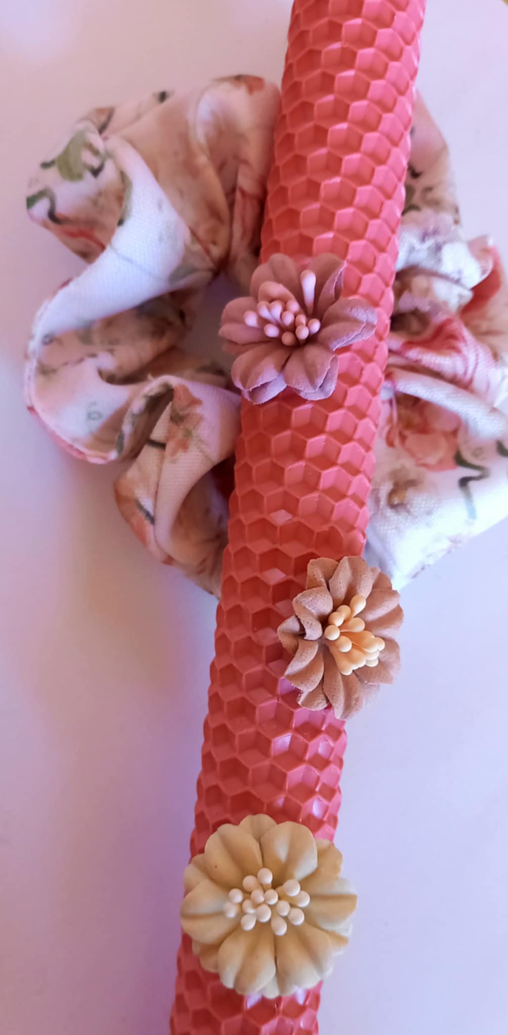 Λαμπάδα από μελισσοκέρι με scrunchie σε κουτί