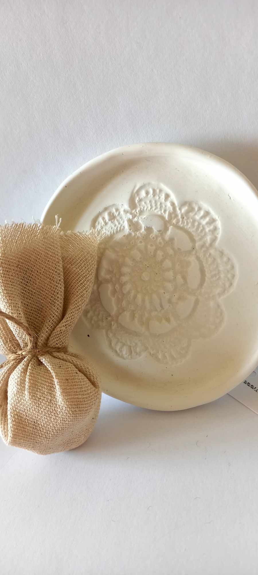 Μπομπονιέρα γάμου - βάπτισης πιατάκι με ανάγλυφο σχέδιο και υφή πορσελάνης