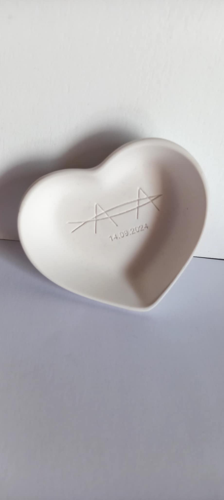 Μπομπονιέρα γάμου - βάπτισης καρδιά με χαραγμένα μονογράμματα