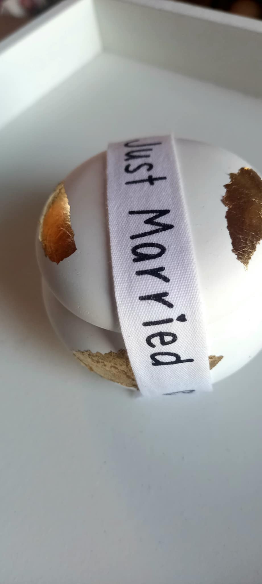 Μπομπονιέρα γάμου μπιζουτιέρα με φύλλα χρυσού