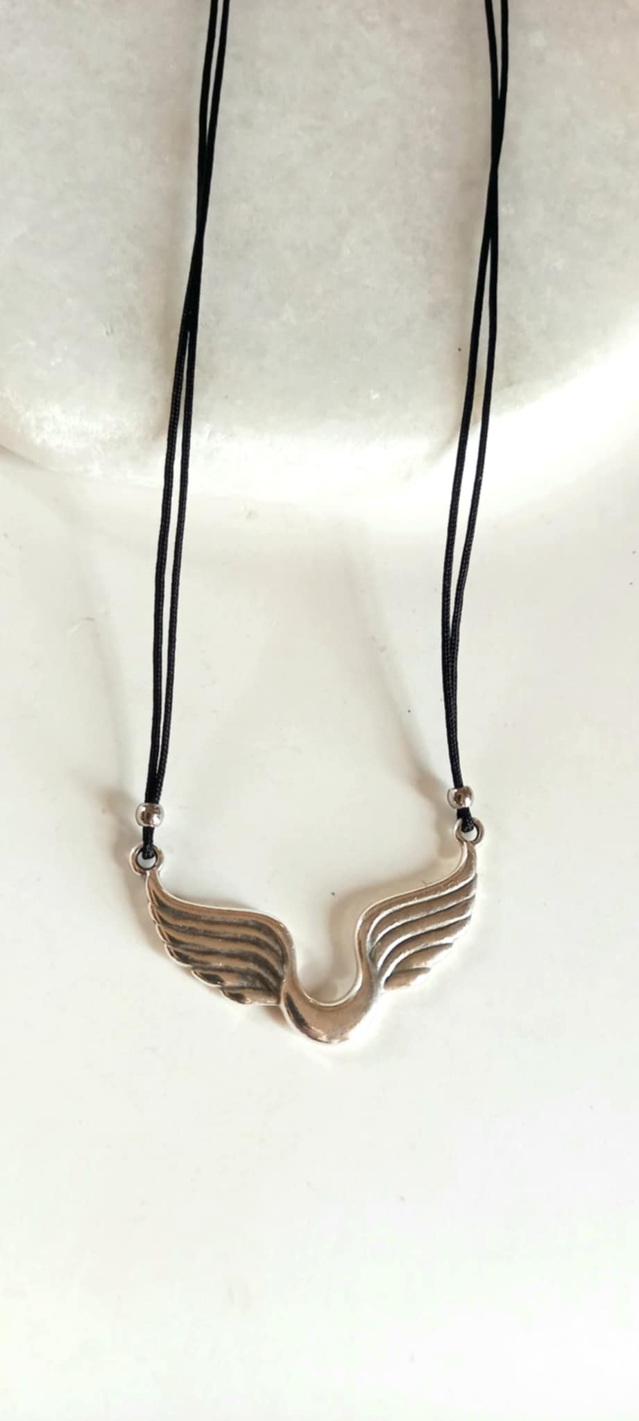 Κολιέ με κορδόνι και μοτίφ φτερά αγγέλου