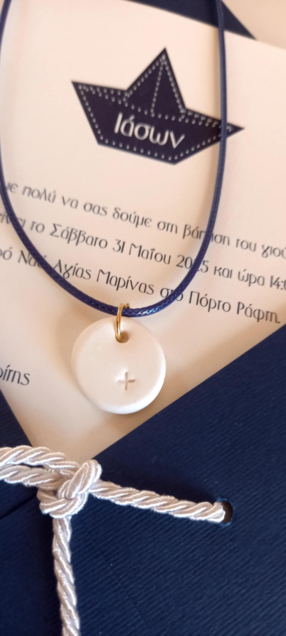 Μαρτυρικό κολιέ με υφή πορσελάνης και κούμπωμα