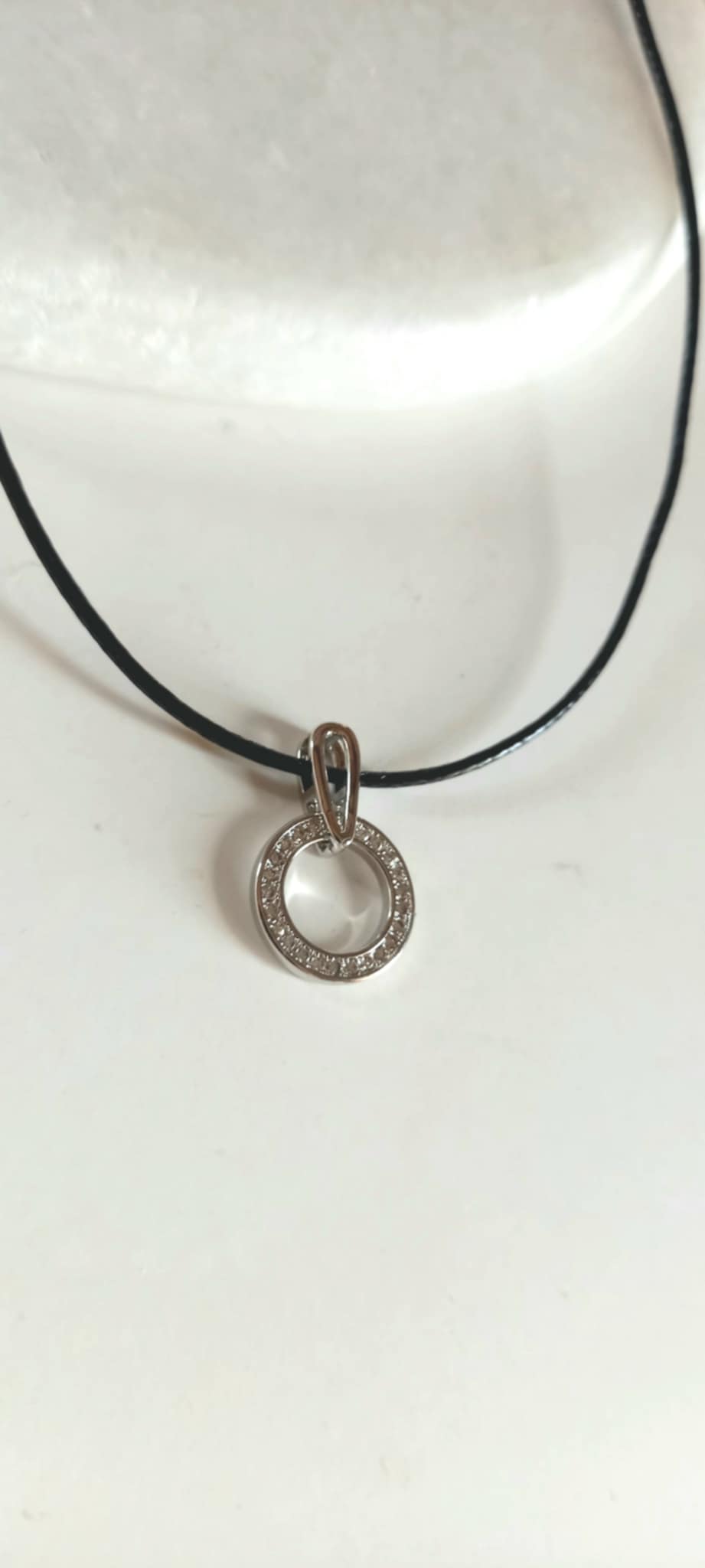 Κολιέ με κορδόνι και μοτίφ με ζιργκόν