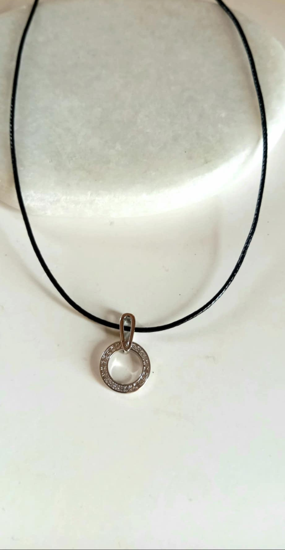 Κολιέ με κορδόνι και μοτίφ με ζιργκόν