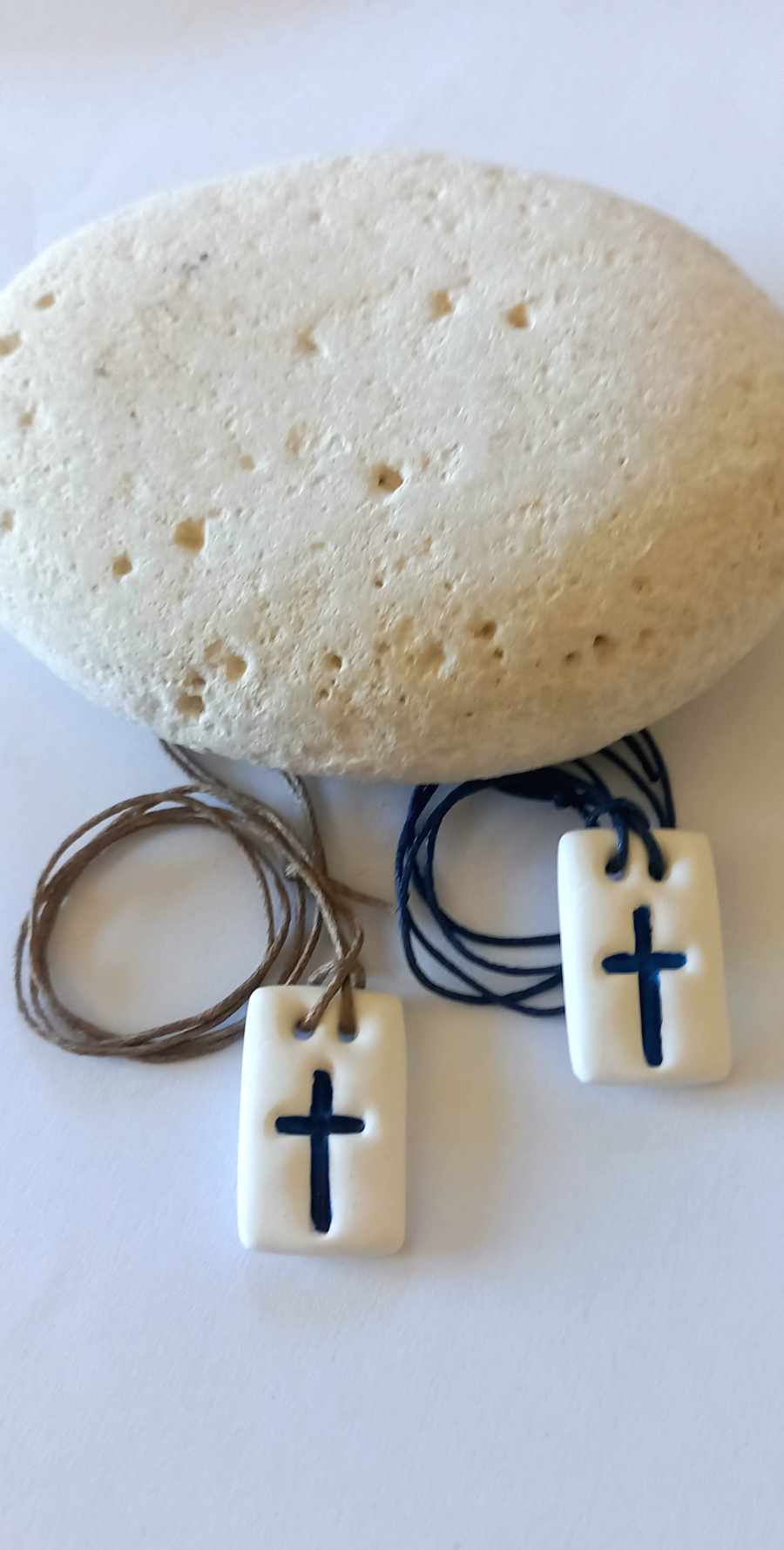 Χειροποίητο μαρτυρικό βάπτισης για το λαιμό με υφή πορσελάνης