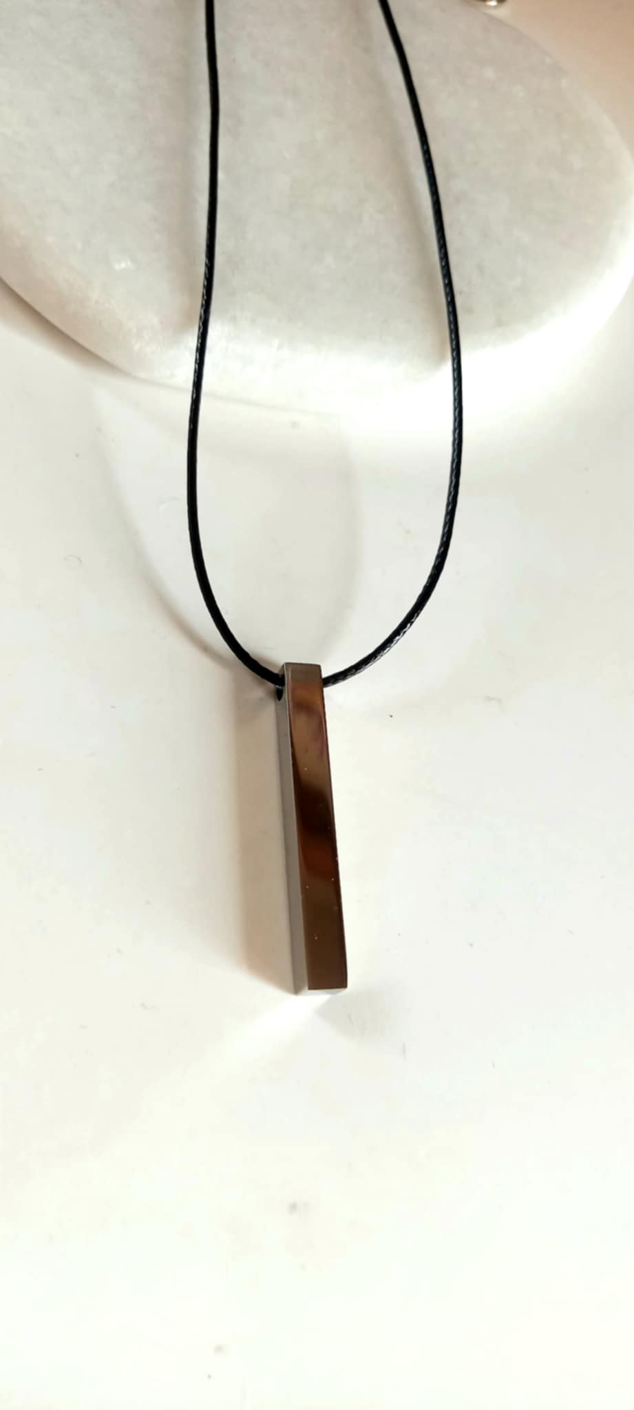 Κολιέ με κορδόνι και ατσάλινο μοτίφ