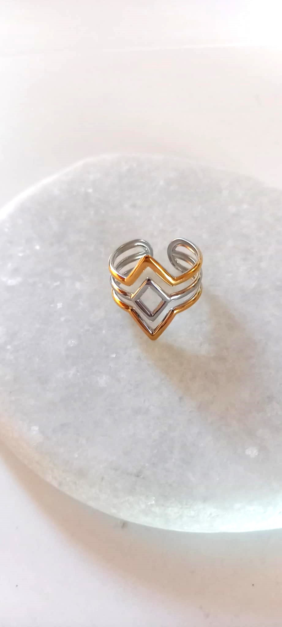 Κομψό δαχτυλίδι από ατσάλι σε διχρωμία