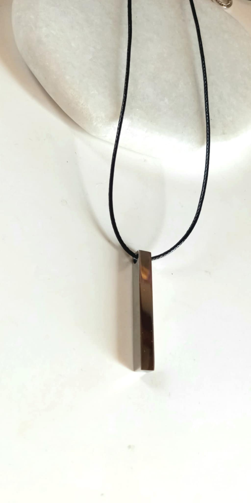 Κολιέ με κορδόνι και ατσάλινο μοτίφ