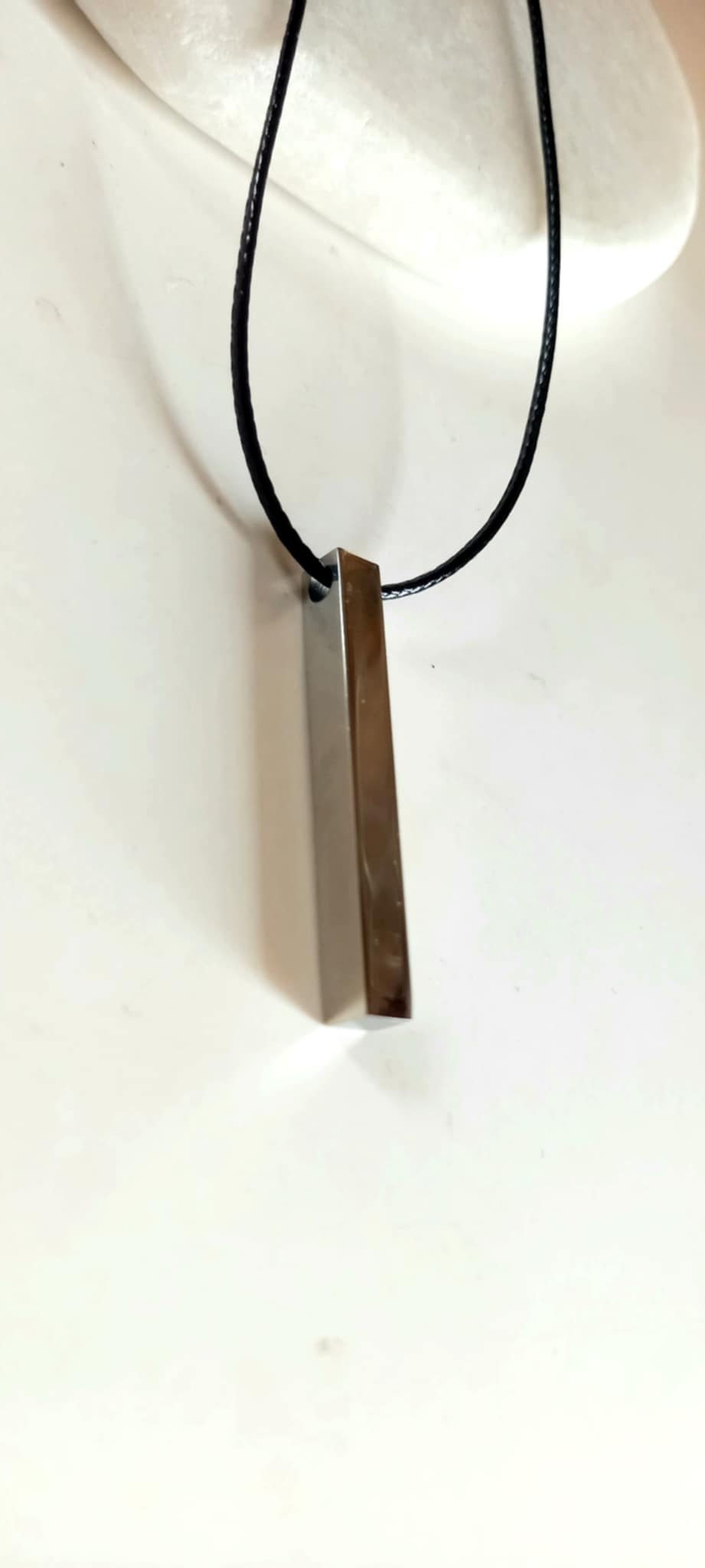 Κολιέ με κορδόνι και ατσάλινο μοτίφ