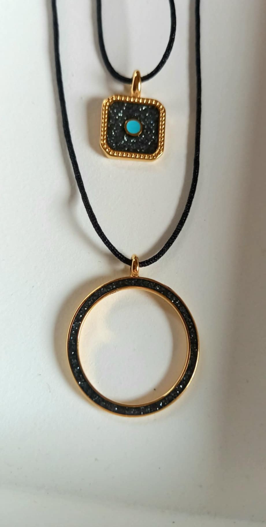 Κολιέ με κορδόνι και λαμπερό μοτίφ