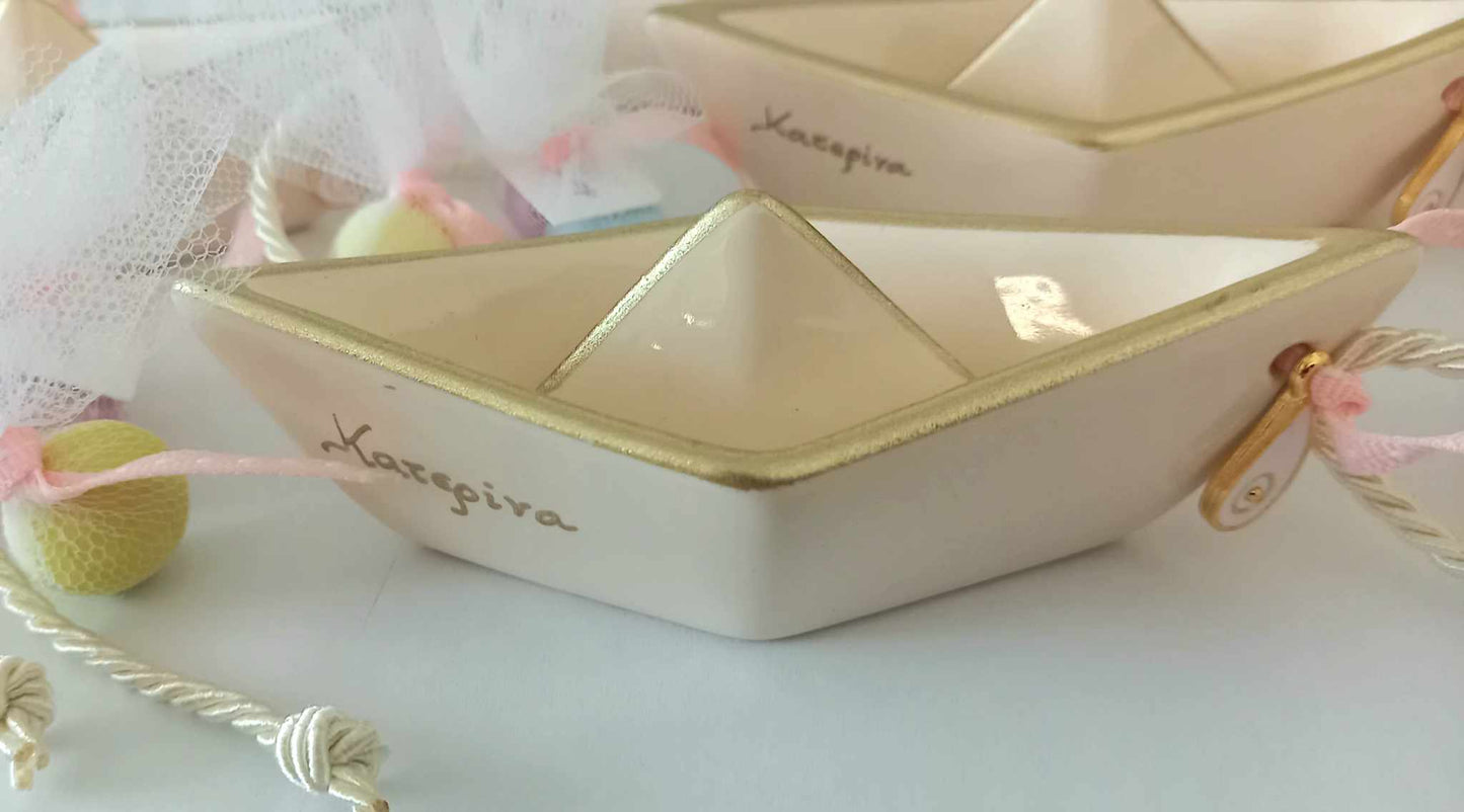 Μπομπονιέρα βάπτισης κεραμικό καράβι με χρυσή λεπτομέρεια και μάτι