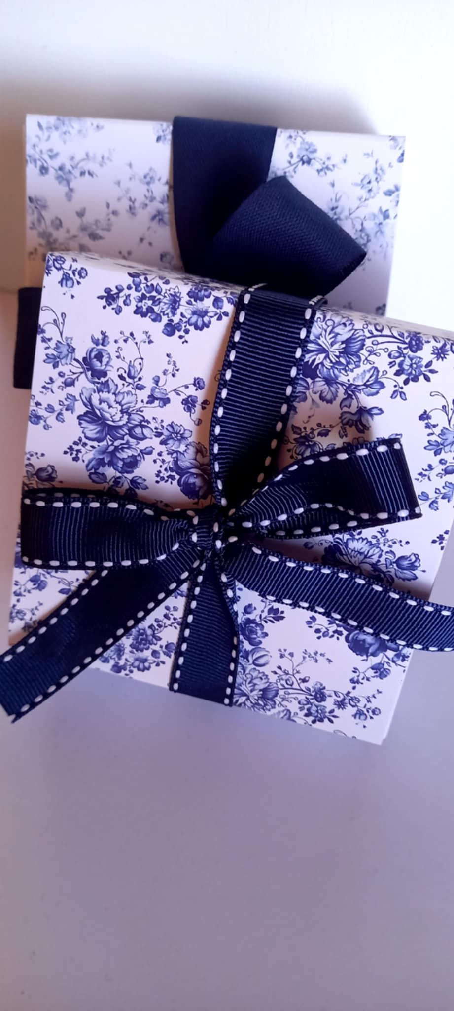 Μπομπονιέρα βάπτισης κουτί με φλοράλ μοτίβο