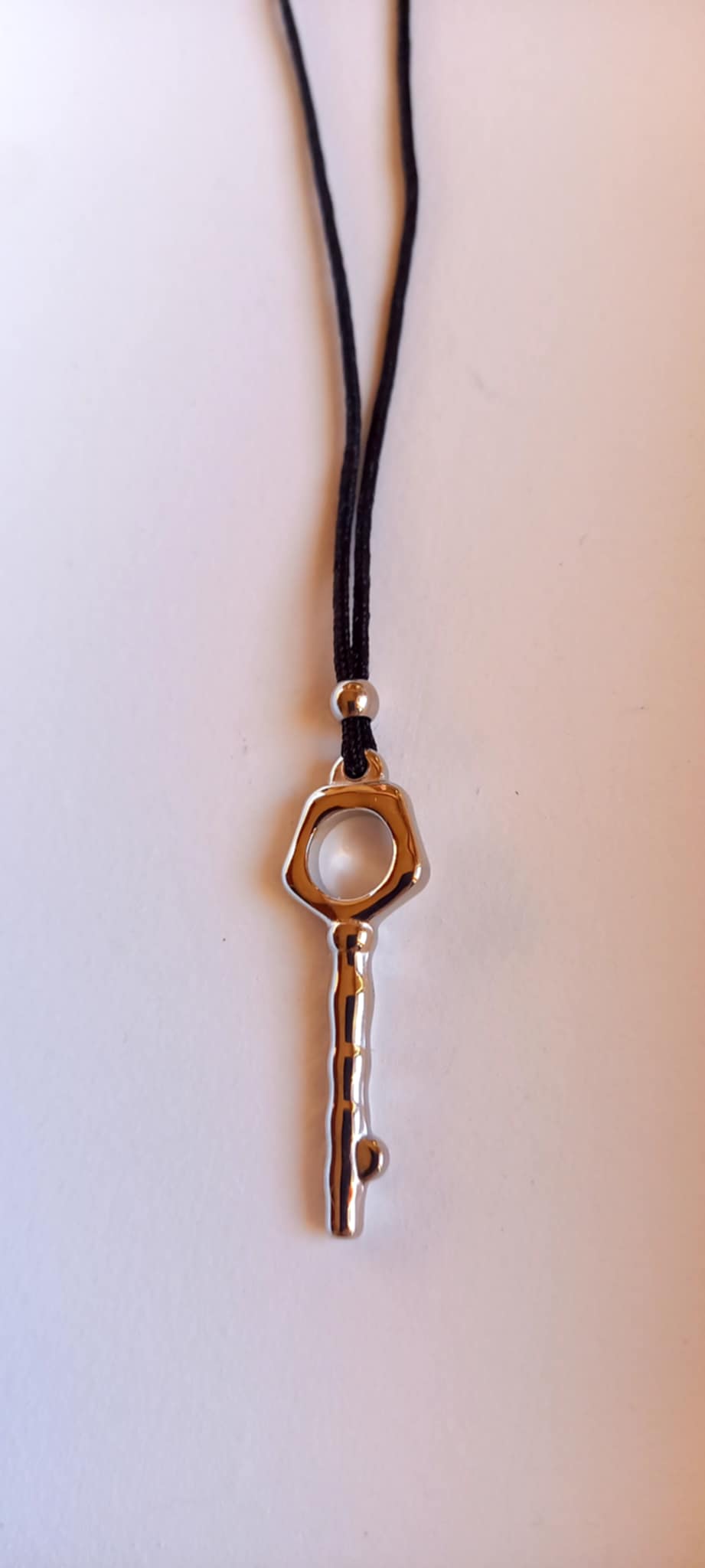 Κολιέ με κορδόνι και ατσάλινο μοτίφ κλειδί