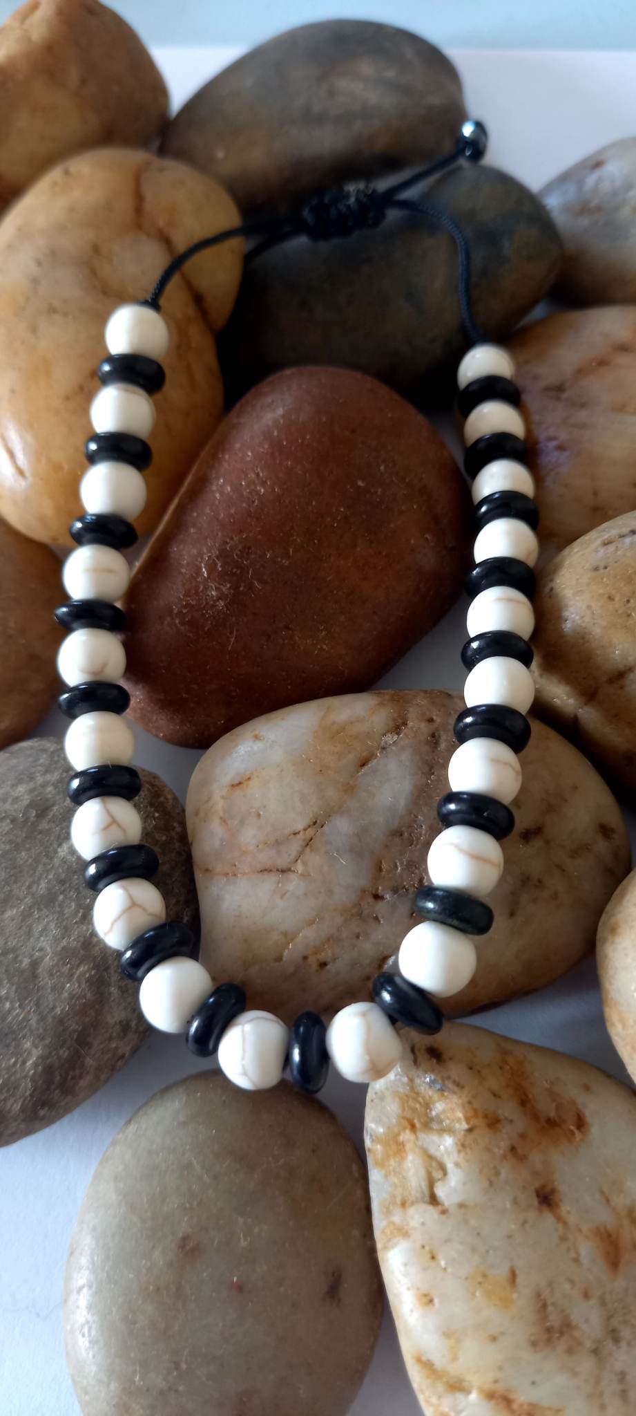 Χειροποίητο αντρικό βραχιόλι με λευκούς και μαύρους χαολίτες