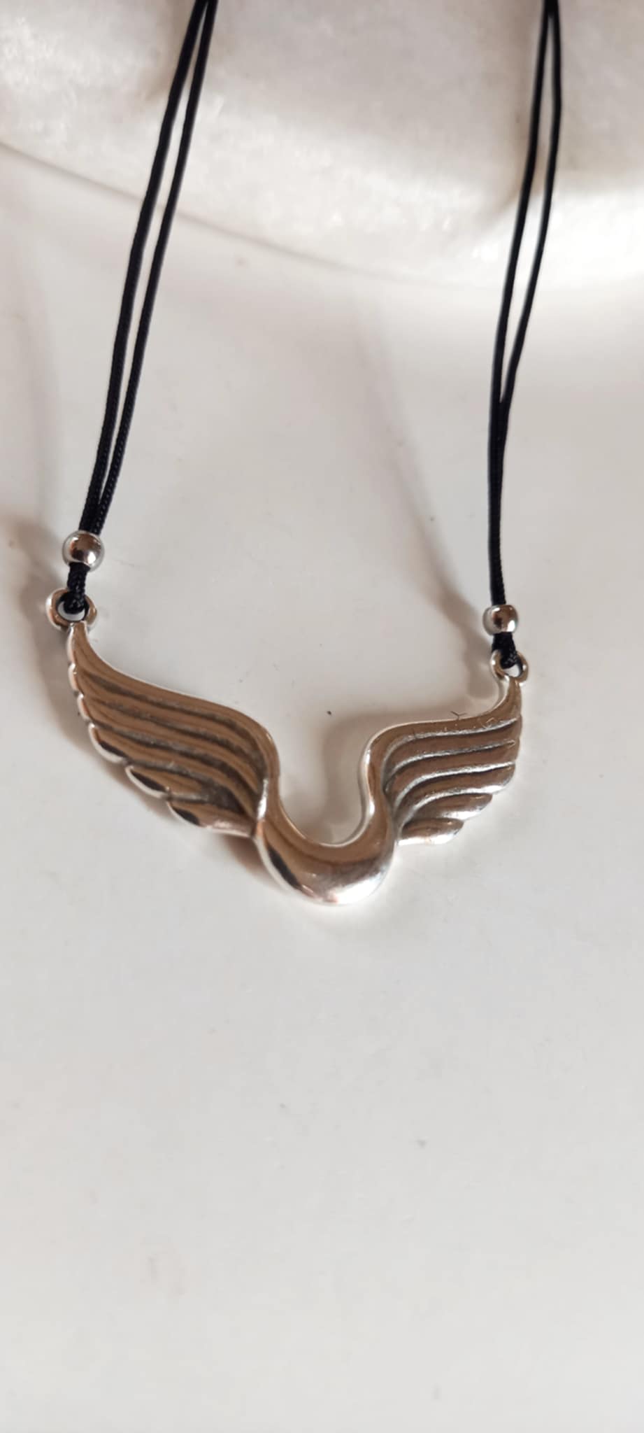 Κολιέ με κορδόνι και μοτίφ φτερά αγγέλου