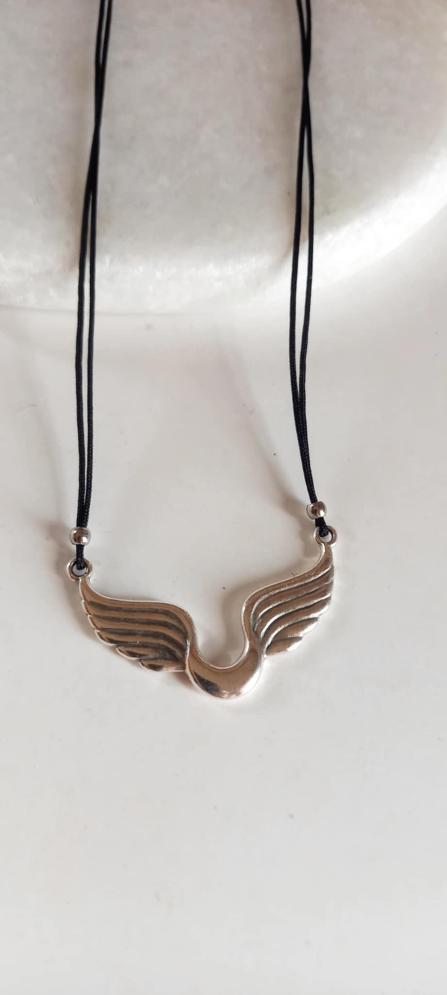 Κολιέ με κορδόνι και μοτίφ φτερά αγγέλου