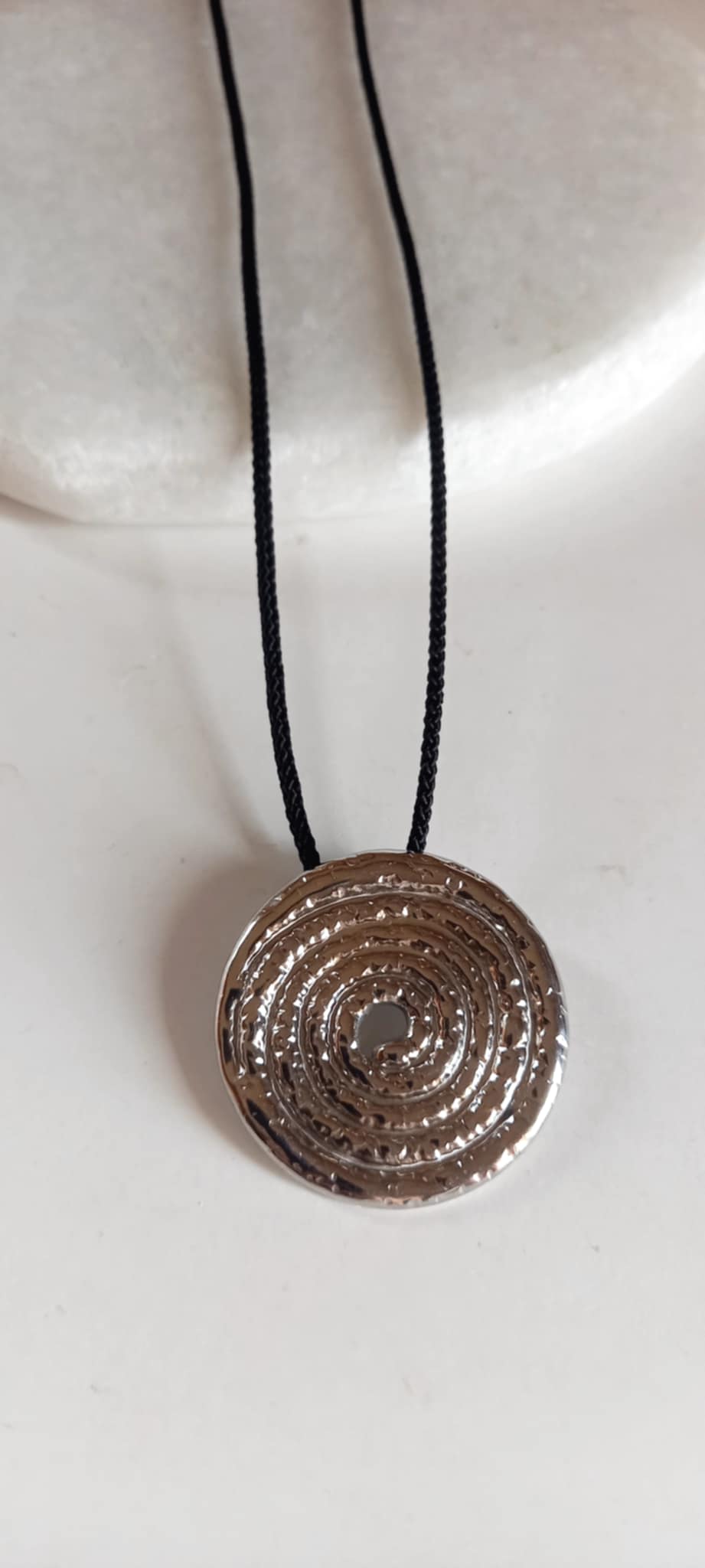 Κολιέ με κορδόνι και μοτίφ