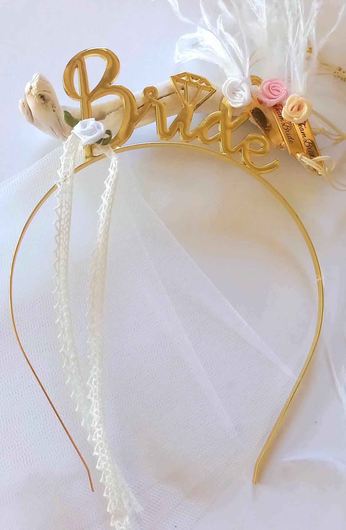 Στέκα για τη νύφη με λουλουδάκι και τούλι