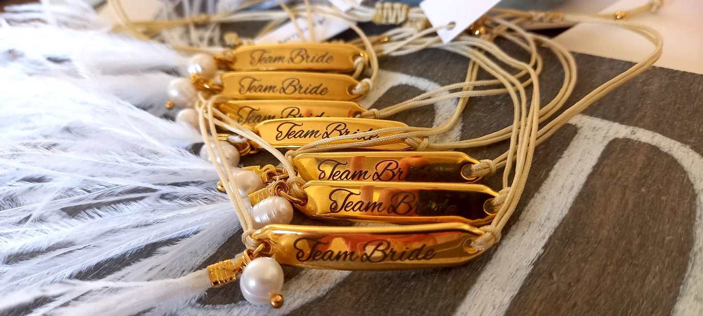 Βραχιόλι για bachelor party με μεταλλική ταυτότητα, φτερά και μαργαριτάρι καλλιέργειας